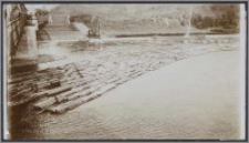 [Spław drewna na Wiśle w Toruniu przy moście kolejowym]