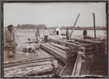 [Flisacy na transporcie drzewnym na Wiśle w Toruniu]