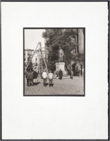 [Toruń, usuwanie pomnika cesarza Niemiec Wilhelma I z Rynku Staromiejskiego]
