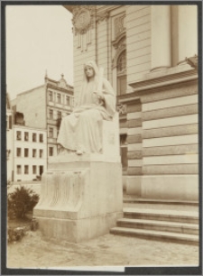 [Toruń, posąg muzy Melpomeny przed Teatrem im. Wilama Horzycy]
