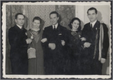 Władek, Bella, Waldemar, Stefka, Wiktor na zabawie w kasynie oficerskim