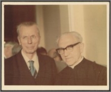 Stanisław Kiałka z ks. Stefanem Dzierżkiem na zjeździe koleżeńskim