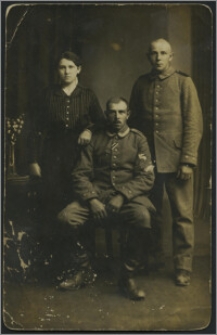 [Portret rodzinny w atelier]