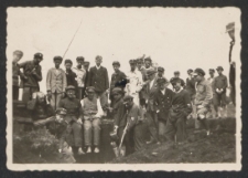 Zdjęcie uczniów w plenerze