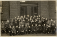 Publiczna Szkoła Powszechna III st. im. gen. H. Dąbrowskiego w Bydgoszczy, ul. Dąbrowskiego. Grono pedagogiczne i uczniowie kl. ? na tle budynku szkoły ; rok szk. 1931/32