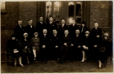 Publiczna Szkoła Powszechna st. III im. gen. H. Dąbrowskiego w Bydgoszczy, ul. Dąbrowskiego. Grono pedagogiczne na tle budynku szkoły ; rok szk. 1931/32