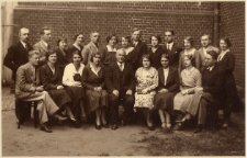 Grono pedagogiczne na tle budynku - Publicznej Szkoły Powszechnej im. Św. Trójcy