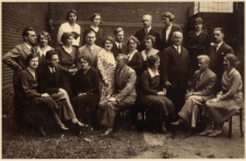 Grono pedagogiczne na tle budynku - Publicznej Szkoły Powszechnej im. Św. Trójcy