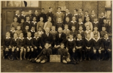 Uczniowie kl. Va przed budynkiem szkoły