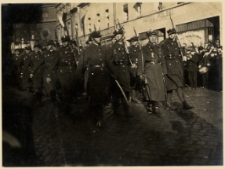 Przemarsz wojska ulicami miasta