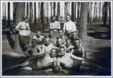 Czesław Bartkowiak wśród 14. żołnierzy w lesie podczas pełnienia służby wojskowej w czasie 11.08.1930-16.09.1931 r.