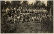 Czesław Bartkowiak wśród żołnierzy w lesie