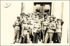 Czesław Bartkowiak wśród żołnierzy na tle budynku