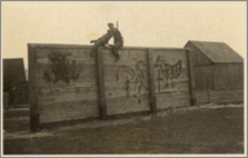 Czesław Bartkowiak z drugim żołnierzem na torze przeszkód podczas służby wojskowej 11.08.1930-16.09.1931 r.