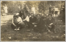 Czesław Bartkowiak w lesie w towarzystwie dorosłych i dzieci