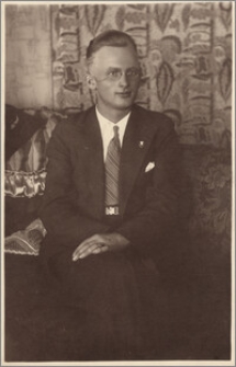 Czesław Bartkowiak siedzi w pokoju na kanapie