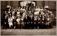 Publiczna Szkoła Powszechna st. III im. Św. Trójcy w Bydgoszczy ul. Kordeckiego 20, grono pedagogiczne i uczennice kl. ? na tle budynku szkoły