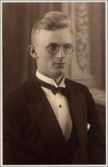 Fotografia Czesława Bartkowiaka : w dniu ukończenia dwudziestej wiosny swego pobytu na kuli ziemskiej