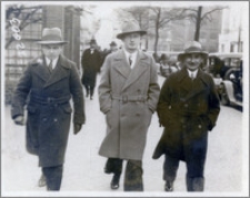 Spacer po mieście w towarzystwie dwóch mężczyzn