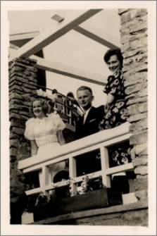 Czesław Bartkowiak w towarzystwie dwóch kobiet : Kawiarnia Parkowa w Krynicy