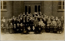 Czesław Bartkowiak wśród nauczycieli i uczniów kl. VII Publicznej Szkoły Powszechnej chłopców w roku szkolnym 1928/29