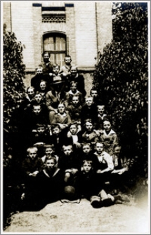 Przed budynkiem szkoły chłopców w Nakle