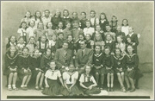 Uczennice Szkoły Podstawowej Nr 1 w Bydgoszczy z ich wychowawczynią Guranowską i kierownikiem szkoły Małkowskim