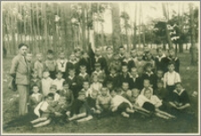 Antoni Jobke z chłopcami w lesie