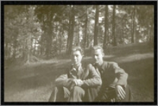 Władysław Kisiel z kolegą w lesie
