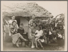 Przed domkiem w Tengeru