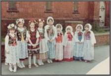 Dzieci w ludowych strojach