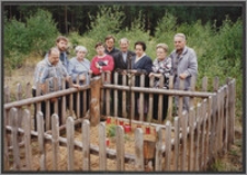 Symboliczna mogiła na cmentarzu wojskowym w Surkontach [fotografia]