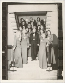 Zespół Pieśni Dawnej w trakcie zdjęć przygotowawczych do wydania dużego folderu Instytutu Wychowania Muzycznego WSP w Bydgoszczy