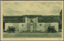 Toruń - pomnik Piłsudskiego na tle koszar