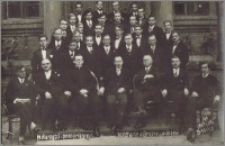 Maturzyści i grono profesorskie